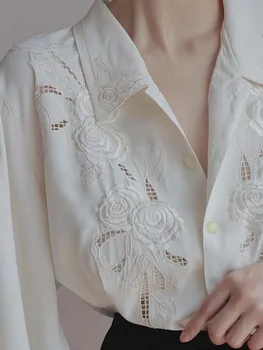 През пролетта и лятото 2023 година Открийте уникалната плюшена горна Бяла бродирана отворена риза Дамски пролетно блуза